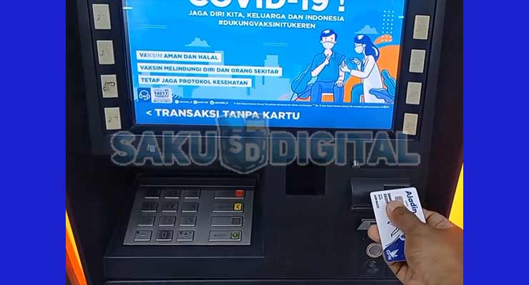 1. Masukkan kartu ATM untuk tarik tunai di Aladin Bank
