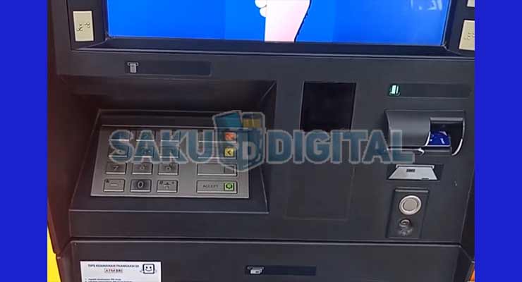 6. Mengambil kartu debit setelah berhasil menarik uang tunai dari ATM Aladin Bank.